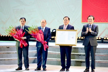 Phó Thủ tướng Trần Lưu Quang (trái) trao Quyết định của Thủ tướng Chính phủ về công tác Quy hoạch tỉnh Hòa Bình thời kỳ 2021-2030, tầm nhìn đến năm 2050 cho Bí thư Tỉnh ủy Hòa Bình Nguyễn Phi Long.