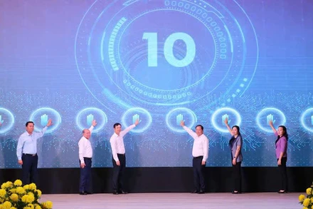 Các đại biểu bấm nút phát động phong trào "Bình dân học vụ số" năm 2025.