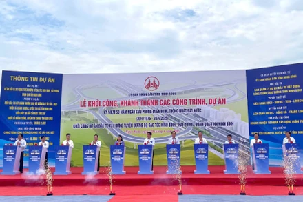Các đại biểu bấm nút khởi công Dự án đầu tư xây dựng tuyến đường bộ cao tốc Ninh Bình-Hải Phòng, đoạn qua tỉnh Ninh Bình. 