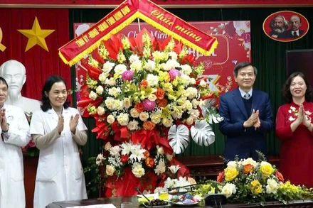 Đồng chí Đoàn Minh Huấn, Ủy viên Trung ương Đảng, Bí thư Tỉnh ủy Ninh Bình thăm và chúc mừng ngành Y tế Ninh Bình nhân dịp kỷ niệm 70 năm ngày Thầy thuốc Việt Nam 27/2. (Ảnh: ĐỨC LAM)