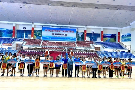 Ban tổ chức trao cờ lưu niệm cho các đội tham gia.