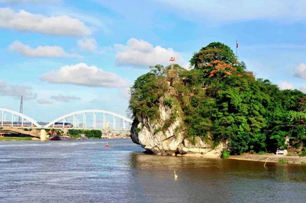 Núi Non Nước (Ninh Bình) không chỉ là một cuốn sử thi ghi dấu nhiều sự kiện lịch sử và chiến công oanh liệt của cha ông ta, nơi đây còn là một tàng thư thiên nhiên, bảo tàng thi ca vô giá.