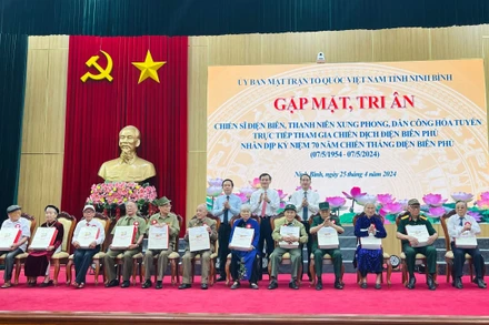 Dịp này, các đồng chí lãnh đạo tỉnh Ninh Bình đã trân trọng trao tặng quà của Tỉnh ủy, HĐND, UBND, Ủy ban Mặt trận Tổ quốc Việt Nam tỉnh cho các chiến sĩ Điện Biên, thanh niên xung phong, dân công hỏa tuyến trực tiếp tham gia Chiến dịch Điện Biên Phủ.