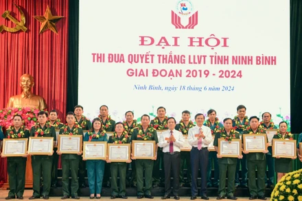 Dịp này nhiều tập thể, cá nhân có thành tích xuất sắc được Ủy ban nhân dân tỉnh Ninh Bình tặng Bằng khen. 