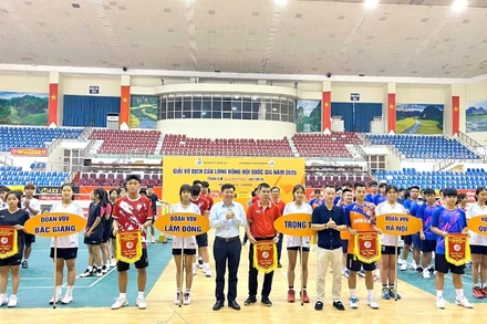 Ban tổ chức giải trao cờ lưu niệm cho các đơn vị tham gia.