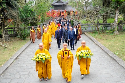 Các đồng chí lãnh đạo tỉnh, các chức sắc tôn giáo và tăng ni thực hiện các nghi lễ. (Ảnh: XUÂN LÂM)
