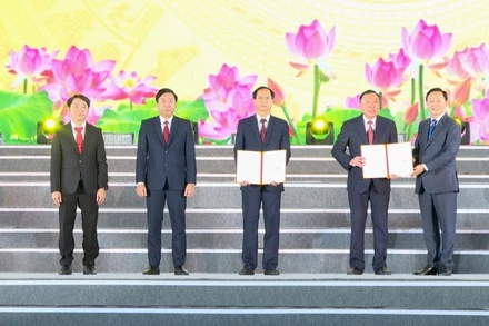 Tại buổi Lễ, Phó Thủ tướng Chính phủ Trần Hồng Hà trao Nghị quyết của Ủy ban Thường vụ Quốc hội về việc sắp xếp đơn vị hành chính cấp huyện, cấp xã tỉnh Ninh Bình giai đoạn 2023-2025 và Quyết định của Thủ tướng Chính phủ công nhận thành phố Hoa Lư đạt tiêu chí đô thị loại I cho lãnh đạo thành phố Hoa Lư. 