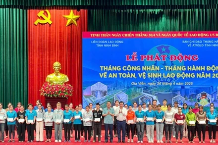 Lãnh đạo tỉnh Ninh Bình trao quà cho các công nhân lao động tại buổi lễ.