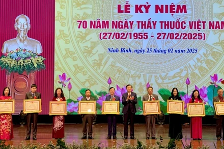 Đồng chí Đoàn Minh Huấn, Ủy viên Trung ương Đảng, Bí thư Tỉnh ủy Ninh Bình trao tặng danh hiệu “Thầy thuốc Ưu tú” của Chủ tịch nước cho các cá nhân ngành Y tế của tỉnh.