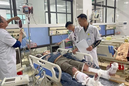 Bệnh viện đa khoa tỉnh Ninh Bình kịp thời tiếp nhận và cấp cứu cho nhiều nạn nhân. (Ảnh: YẾN TRINH)