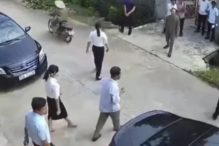 Ông N.T.D. đã xưng "mày-tao" sau khi kết thúc công việc và trên đường ra xe. (Ảnh cắt từ clip)