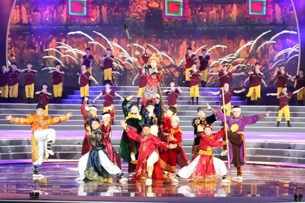 Chương trình nghệ thuật "Sứ mệnh đế đô", gây ấn tượng mạnh cho nhân dân và du khách trong đêm khai mạc. (Ảnh: Đức Phương)