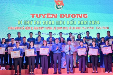 Lãnh đạo Ban Dân vận Tỉnh ủy và Tỉnh đoàn Ninh Bình trao bằng khen cho các đồng chí Bí thư Chi đoàn tiêu biểu năm 2024. (Ảnh: TRƯỜNG GIANG)