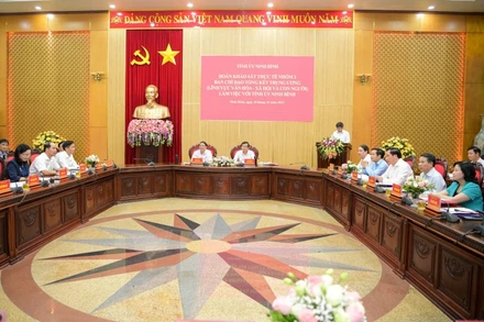 Đoàn khảo sát làm việc với Tỉnh ủy Ninh Bình về tổng kết nội dung 4 về lĩnh vực văn hóa-xã hội và con người. (Ảnh: TRƯỜNG GIANG)