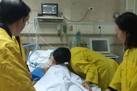 Phút tiễn biệt người thân trước khi ca phẫu thuật ghép tạng diễn ra. (Ảnh: C.Phương)