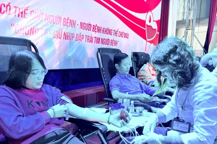 Công tác tuyên truyền, vận động về ý nghĩa nhân đạo của việc hiến máu tình nguyện được tỉnh Ninh Bình đẩy mạnh bằng nhiều hình thức; trong đó, Lễ hội Xuân hồng được tổ chức nhằm đáp ứng nhu cầu cấp thiết sử dụng nguồn máu dự trữ trong cấp cứu bệnh nhân dịp Tết. (Ảnh: Yến Trinh) 