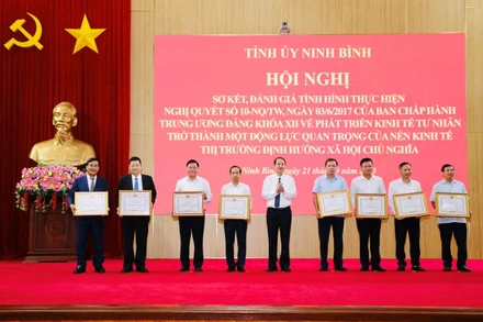 Cá nhân có thành tích xuất sắc được nhận bằng khen của Chủ tịch Ủy ban nhân dân tỉnh Ninh Bình trong thực hiện Nghị quyết số 10-NQ/TW của Ban Chấp hành Trung ương Đảng khóa XII. (Ảnh: Đức Lam)