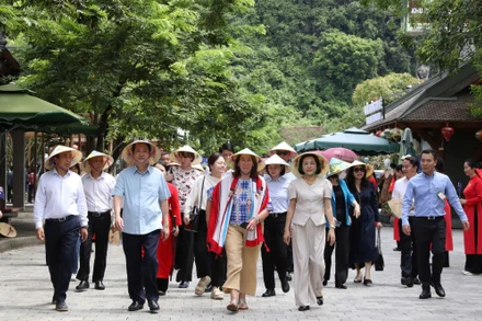 Phó Chủ tịch Quốc hội Nguyễn Thị Thanh hy vọng Tràng An sẽ để lại nhiều ấn tượng sâu sắc cho đoàn công tác. (Ảnh: ĐỨC PHƯƠNG)