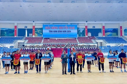 Ban tổ chức trao cờ lưu niệm cho các đội tham gia. 