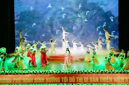 Chương trình nghệ thuật tại lễ kỷ niệm.