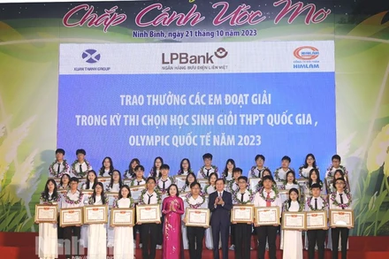 Đồng chí Nguyễn Thị Thanh, Ủy viên Trung ương Đảng, Ủy viên Ủy ban Thường vụ Quốc hội, Trưởng Ban Công tác đại biểu Quốc hội, Phó Trưởng Ban Tổ chức Trung ương, nguyên Bí thư Tỉnh ủy Ninh Bình và đồng chí Đoàn Minh Huân, Ủy viên Trung ương Đảng, Bí thư Tỉnh ủy Ninh Bình trao phần thưởng tại chương trình "Chắp cánh ước mơ" lần thứ 13. (Ảnh: Báo Ninh Bình)