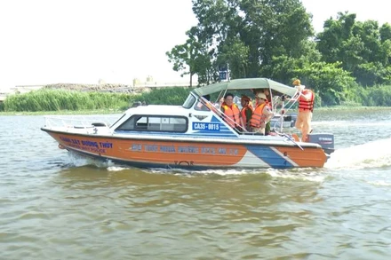 Công an tỉnh Ninh Bình kiểm tra an ninh, an toàn đường thủy nội địa tại sông Đáy. (Ảnh: ĐỨC THẮNG)