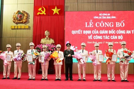 11 đồng chí Đại tá, Thượng tá là lãnh đạo đơn vị xin nghỉ công tác, hưởng chế độ hưu trí. (Ảnh: Phòng PX03)