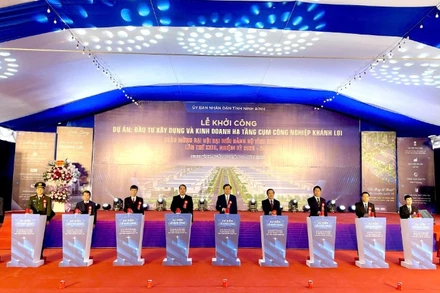 Các đại biểu bấm nút khởi công Dự án đầu tư xây dựng và kinh doanh hạ tầng Cụm công nghiệp Khánh Lợi, huyện Yên Khánh, tỉnh Ninh Bình.