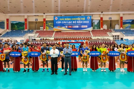 Ban tổ chức tặng hoa và cờ lưu niệm cho các câu lạc bộ Bóng chuyền trẻ tại lễ khai mạc, (Ảnh: Hùng Sơn)