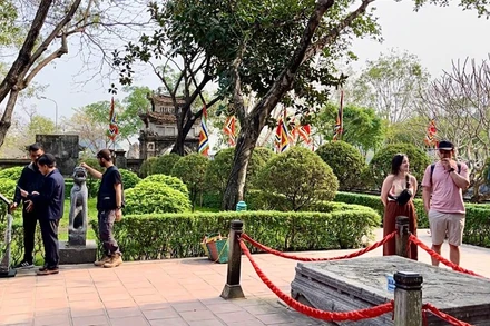 Công tác lắp đặt bảng gắn chip NFC của Dự án “Yêu lắm Việt Nam” tại Khu di tích quốc gia đặc biệt Cố đô Hoa Lư, xã Trường Yên, thành phố Hoa Lư, tỉnh Ninh Bình.