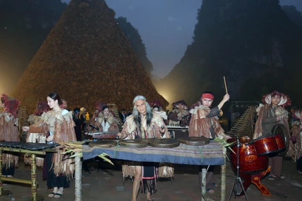 Câu chuyện văn hóa tiền sử ở Tràng An là hình ảnh thu nhỏ của quá trình toàn cầu về ứng phó của con người đối với biển tiến sau thời kỳ băng hà trong khu vực này, tới mức độ nó có thể được coi là mô hình so sánh với các địa điểm khác trong khu vực cùng chịu các tác động này. (Ảnh: YẾN TRINH)