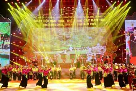 Màn khai từ “Hòa tấu: Âm vang đại ngàn” với sự kết hợp độc đáo giữa nghệ thuật dân tộc truyền thống cùng với âm nhạc hiện đại đã mang đến tiết mục mở màn vô cùng sôi động mở đầu cho chương trình. 