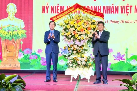 Đồng chí Đoàn Minh Huấn, Ủy viên Trung ương Đảng, Bí thư Tỉnh ủy Ninh Bình tặng hoa chúc mừng Hiệp hội Doanh nghiệp tỉnh Ninh Bình 