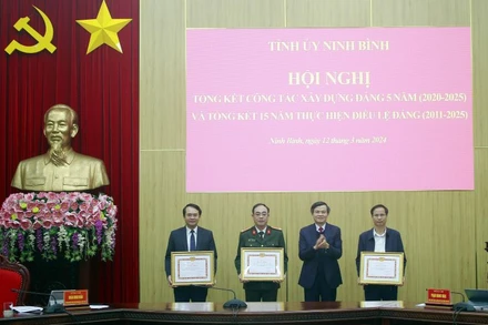 Bí thư Tỉnh ủy Đoàn Minh Huấn trao Bằng khen của Ban Thường vụ Tỉnh ủy cho các đảng bộ đạt tiêu chuẩn "Hoàn thành xuất sắc nhiệm vụ" tiêu biểu năm 2023. (Ảnh: Hải Yến)