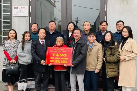 Những ngôi nhà tình nghĩa được hoàn thành và trao tặng trước dịp Tết Nguyên đán nguồn động viên, khích lệ lớn đối với những gia đình có hoàn cảnh đặc biệt khó khăn. (Ảnh: Đinh Nhung)