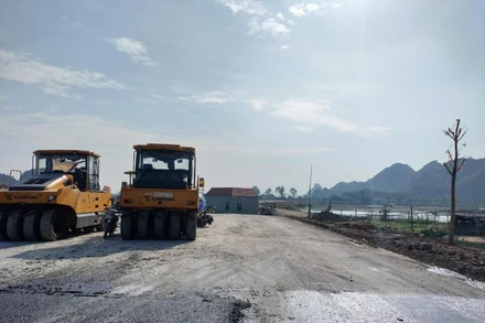 Ngôi nhà lọt thỏm giữa tuyến đường đang thi công. (Ảnh: Văn Lúa)