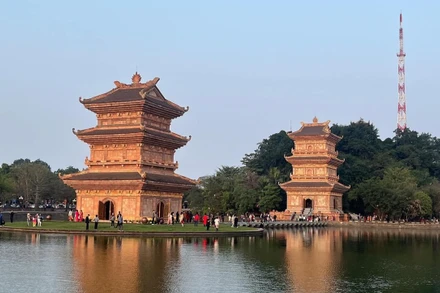 Đông đảo du khách đến tham quan và trải nghiệm tại Ninh Bình. 