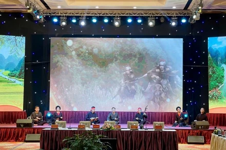 Tiết mục biểu diễn nghệ thuật hát chèo tại hội thảo. (Ảnh: YẾN TRINH)