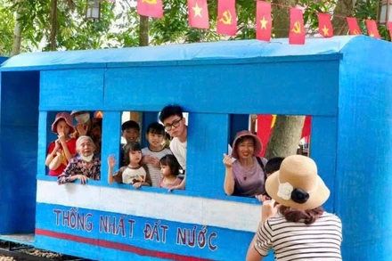 Du khách thích thú với các hoạt động trải nghiệm tại Khu du lịch sinh thái Thung Nham, tỉnh Ninh Bình.