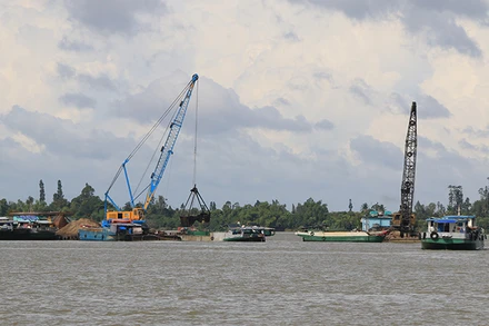 Khai thác cát trên sông Tiền (thuộc thành phố Cao Lãnh, tỉnh Đồng Tháp).