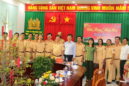 Ủy viên Trung ương Đảng, Bí thư Tỉnh ủy Đồng Tháp Lê Quốc Phong và Đại tá Võ Thị Hoài Ngọc, Phó Giám đốc Công an tỉnh Đồng Tháp, chụp ảnh lưu niệm cùng Phòng Cảnh sát giao thông Công an tỉnh. (Ảnh: PHƯỚC THANH)
