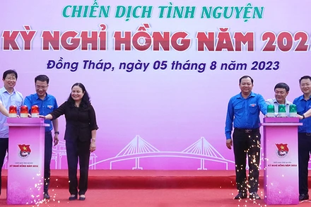 Đại biểu thực hiện nghi thức phát động các hoạt động tại Chiến dịch tình nguyện Kỳ nghỉ hồng năm 2023.