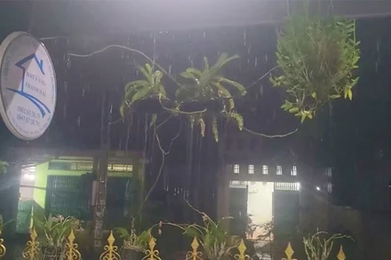 Mưa xuất hiện trên địa bàn huyện biên giới Tân Hồng vào tối 3/5. (Ảnh: Người dân cung cấp)