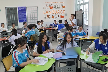 Sinh viên ngành sư phạm Tiếng Anh trong giờ học tại “Phòng học thông minh”. (Ảnh: HỮU NGHĨA)