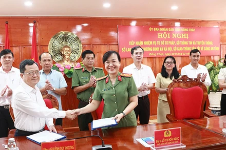 Lãnh đạo Công an tỉnh Đồng Tháp ký kết tiếp nhận nhiệm vụ mới từ các sở ngành. (Ảnh: TẤN ĐẠT)