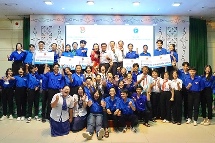 Đại biểu và thí sinh chụp ảnh lưu niệm tại hội thi.