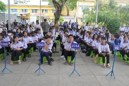Học sinh Trường trung học phổ thông Tràm Chim, huyện Tam Nông, tỉnh Đồng Tháp trong giờ sinh hoạt ngoại khóa (Ảnh: HỮU NGHĨA)