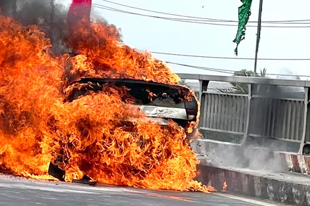 Xe ô-tô đang bốc cháy dữ dội.