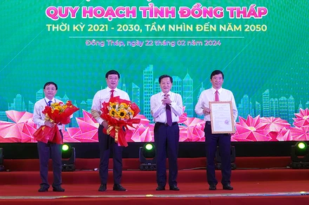 Phó Thủ tướng Lê Minh Khái trao Quyết định của Thủ tướng Chính phủ về công tác Quy hoạch tỉnh Đồng Tháp thời kỳ 2021-2030, tầm nhìn đến năm 2050 cho lãnh đạo tỉnh. Ảnh: HỮU NGHĨA
