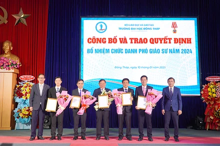 Trao quyết định bổ nhiệm chức danh Phó giáo sư năm 2024. (Ảnh: HỮU NGHĨA)